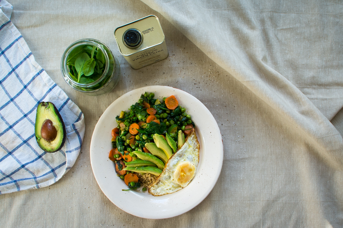 Zeleninový quinoa šalát s avokádom a vajíčkom