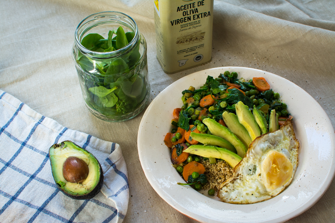 Zeleninový quinoa šalát s avokádom a vajíčkom