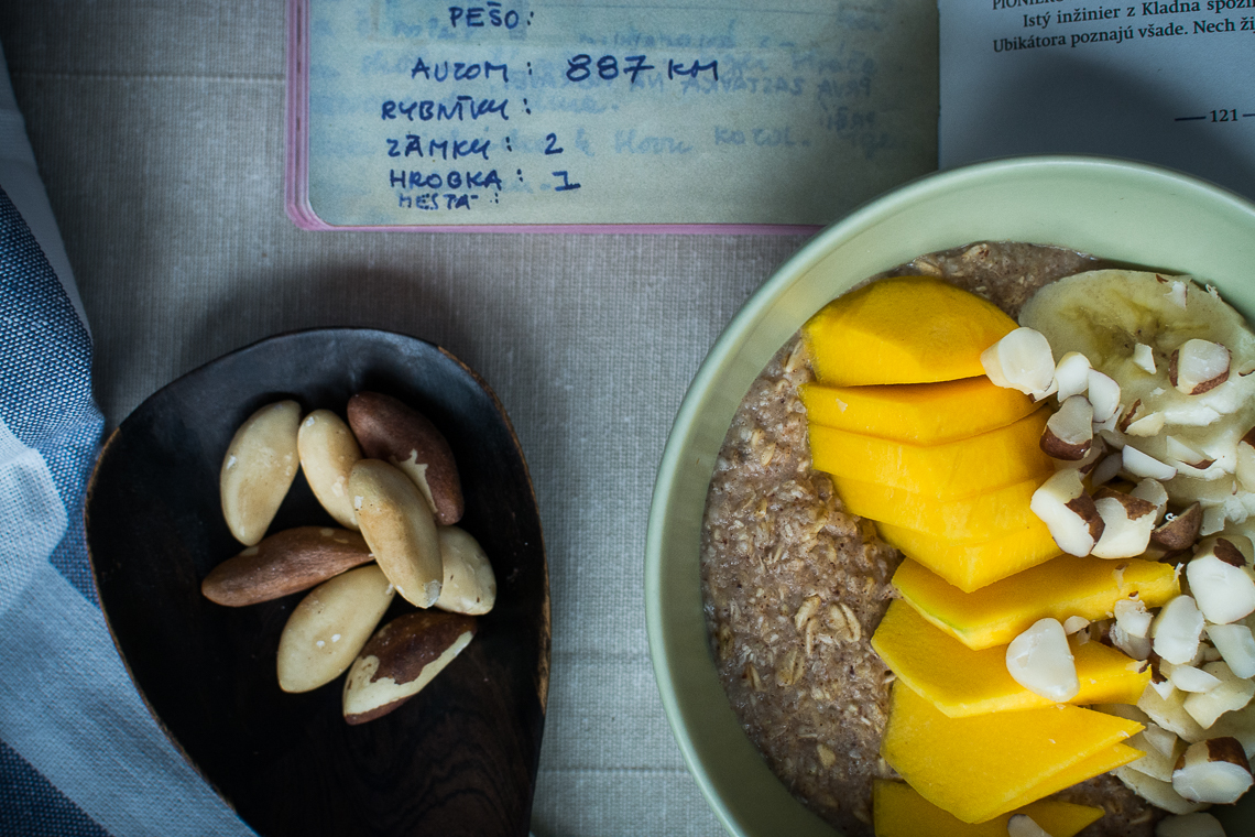 Exotická raňajková kaša s mangom a para orechmi